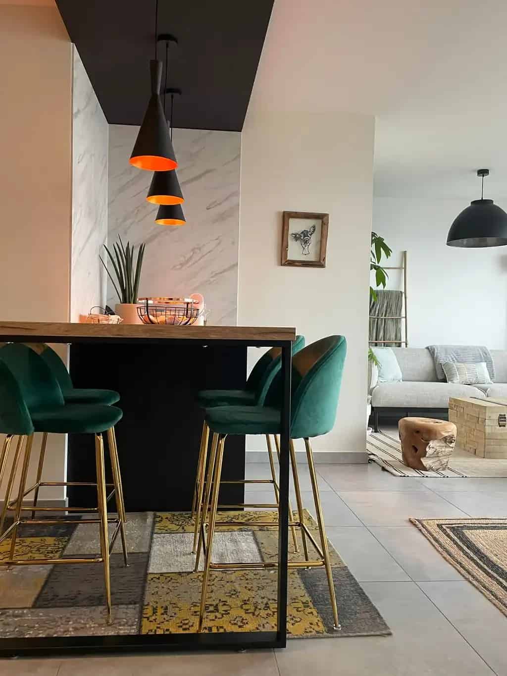 Vue intérieure moderne d'une location saisonnière de luxe dans le Chablais avec décoration contemporaine